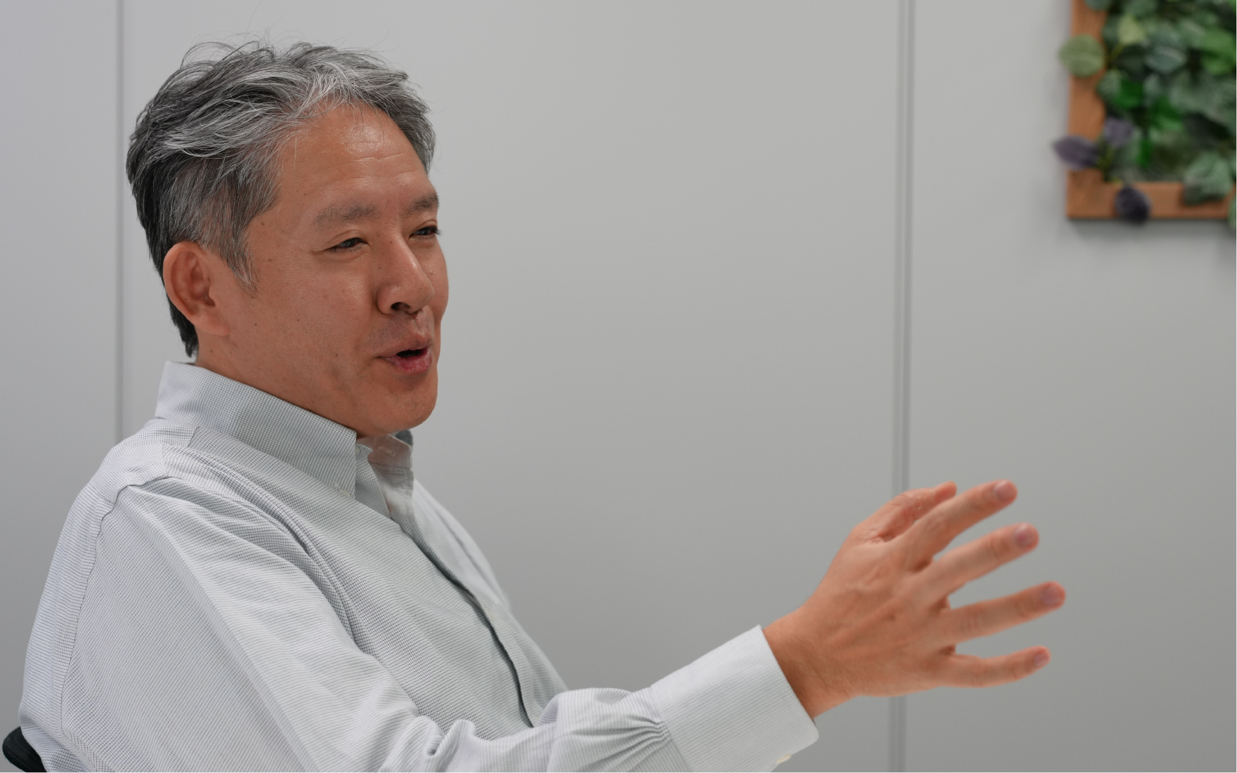 説明する中野